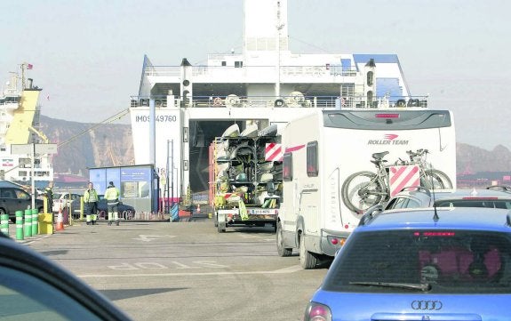 IEl 'Norman Asturias', en una de sus escalas en El Musel. 