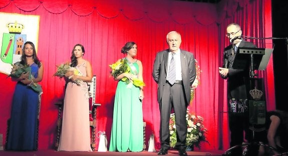 La reina de las fiestas, Sara Castro, y sus dos damas, Beatriz Álvarez y María García, junto a Joaquín Gonzalo Infanzón, 'Quinito', tras la lectura del pregón con el que se inauguraron de forma oficial las fiestas de La Barca y San Roque de Navia 