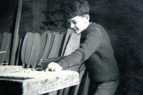 José Antonio Cuesta, de niño, en el taller de su padre, en 1968. 