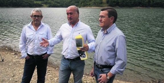 Miguel Coya, Luis Venta y Rafael Alonso, ayer, ante el embalse de Tanes. 