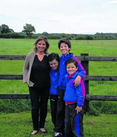 Graciela, en Irlanda con sus tres hijos.