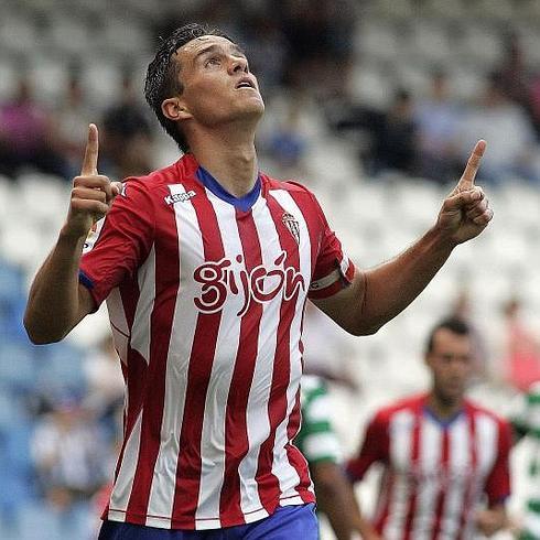 El defensa del Sporting Bernardo Espinosa celebra su gol ante el Sporting Club de Portugal.