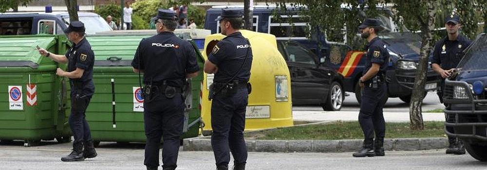 La Policía Nacional, en las inmediaciones de la vivienda en la que se encontraba el hombre atrincherado. 