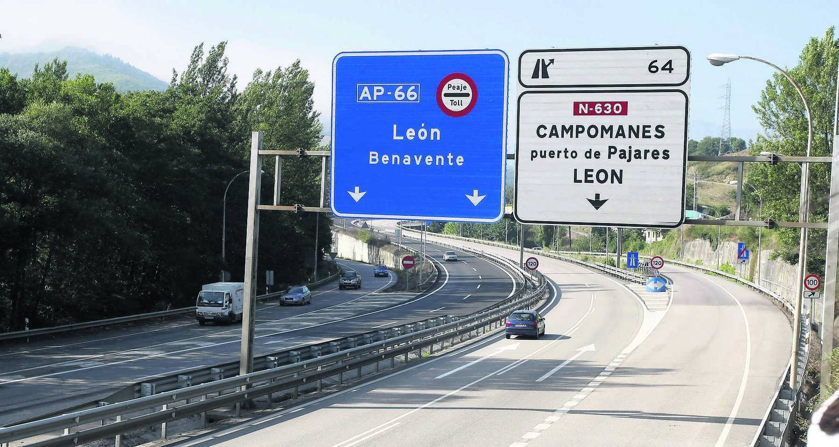 Bifurcación antes de Campomanes para acceder a la AP-66 y la carretera del puerto.