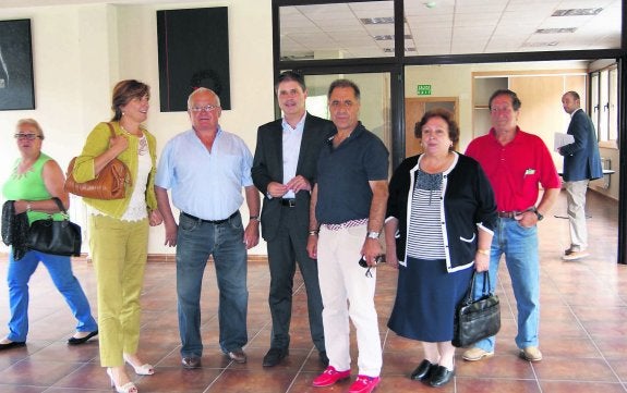 Esther Díaz, a la izquierda, durante la visita a la sala polivalente del centro social de Bimenes. 