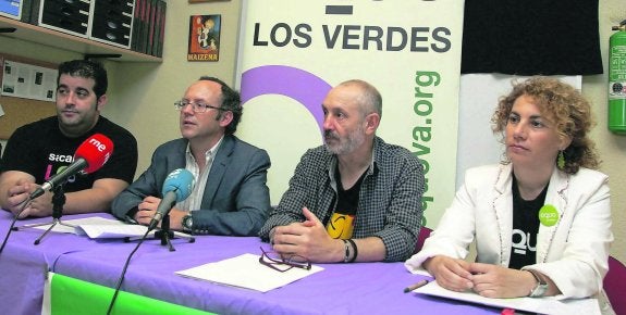 Adrián Blanco, José Antonio Ballesteros, Paco Ramos y Pilar Calvo en la sede de Equo, en una rueda de prensa el pasado octubre. 