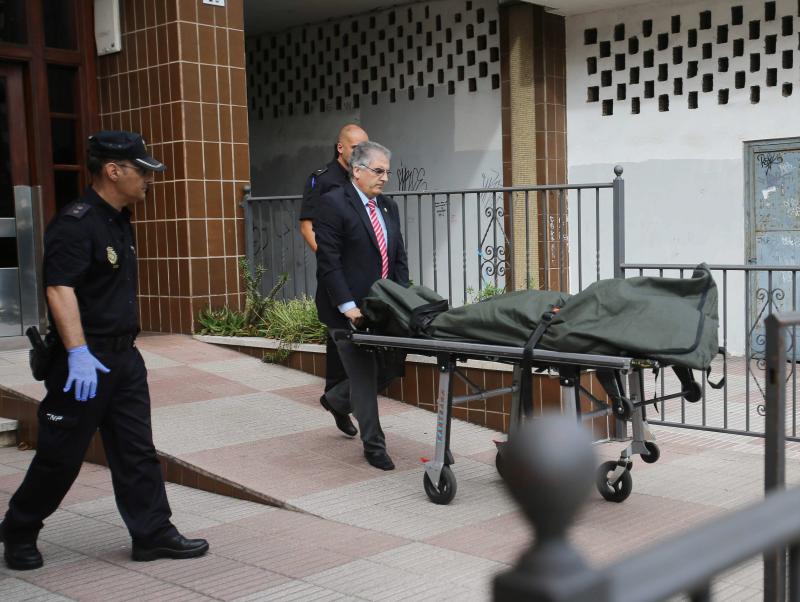 La funeraria traslada el cuerpo sin vida de José Luis Á. B.