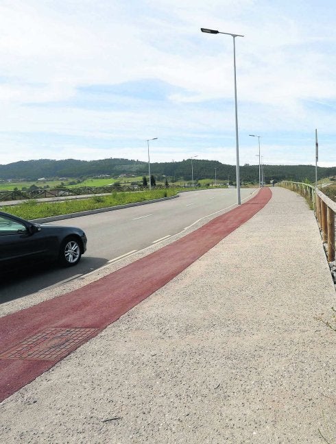 Un coche recorre los viales del polígono de la ZALIA. 