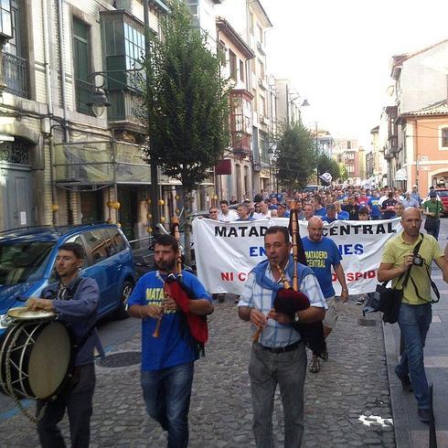 Cientos de personas reclaman mantener el Matadero Central de Asturias