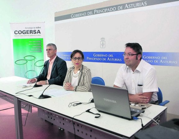 Santiago Fernández, Belén Fernández y José Manuel González, en su comparecencia. :: J. R. NAVARRO