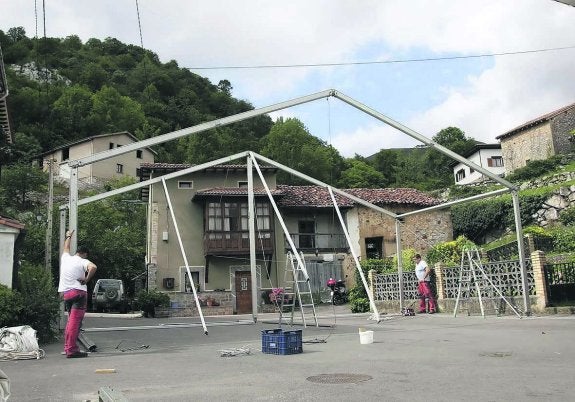 Instalación en Puertas de Cabrales de la carpa donde se proyectarán varias de las películas incluidas en el 'Puertas Film Fest'. 