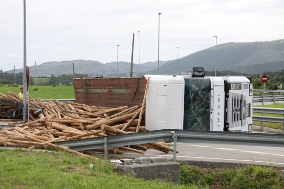 Estado en el que quedó el camión accidentado. :: I. G.