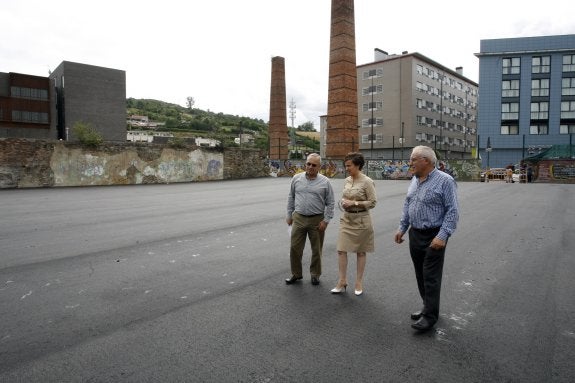 La alcaldesa y dos ediles, ayer en el aparcamiento de El Frailín. 