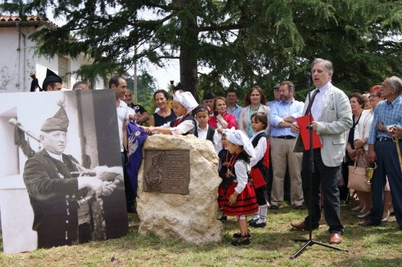 Aurora Cereijo y Lucía Ordiales, vestidas de asturianas, fueron las encargadas de descubrir una placa en recuerdo al Gaitero Libardón. A la derecha, su nieto Juan Miranda.