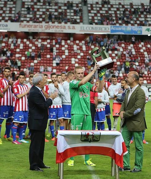 Alberto sostiene el trofeo Villa de Gijón