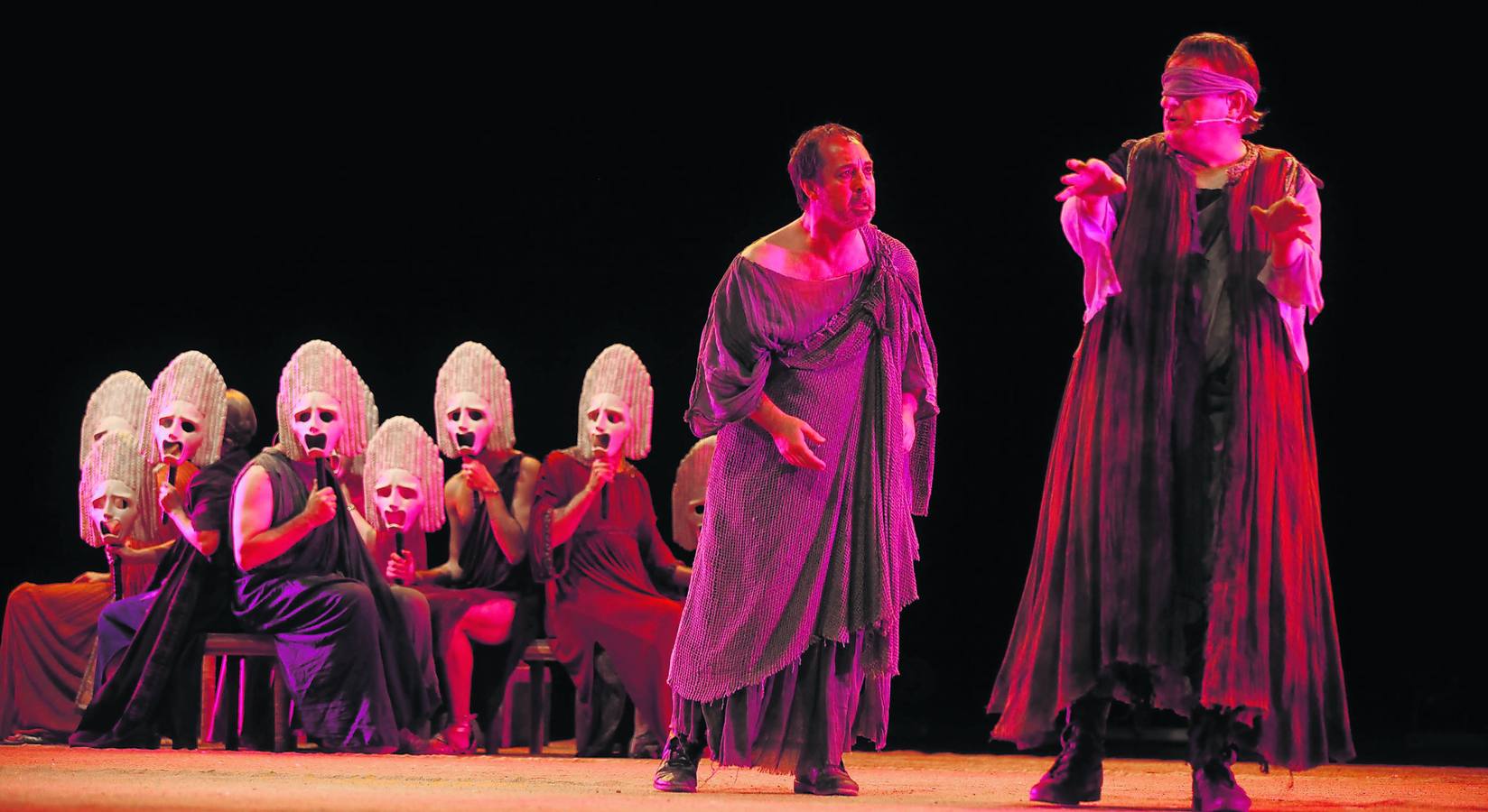 Los actores Jorge Roelas y Javier Gurruchaga, en el inicio de la obra sobre las tablas del auditorio del Centro Niemeyer. 