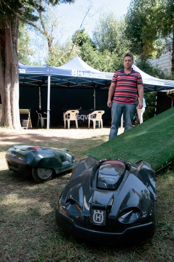 René Gutiérrez. junto a la rampa, contempla como trabajan los robots