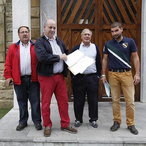 Juan Vega y representantes de Foro Asturias leen y entregan un comunicado en la RTPA