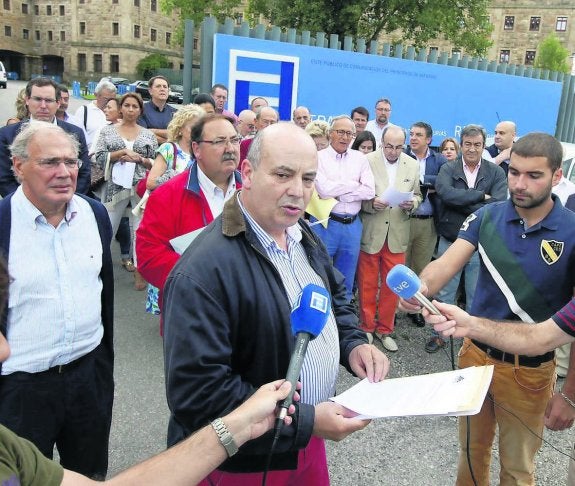 Juan Vega, ayer, acompañado de responsables de Foro, a las puertas de la sede de la RTPA en Gijón. 