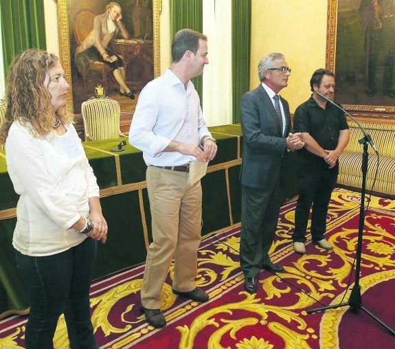 Eva Diez, Alejandro Roces, Leopoldo Vigil y Pascual Fernández.