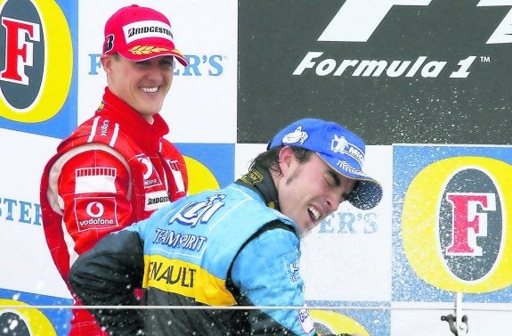 Schumacher bromea con Alonso en el podio del GP de Silverstone de 2006. 