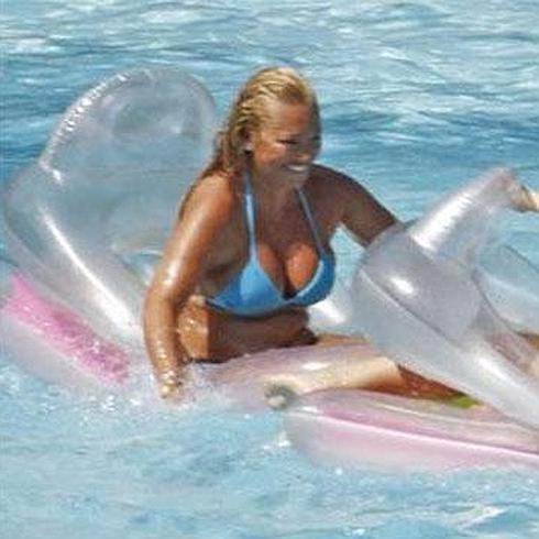 Belén Esteban en una piscina en Benidorm 