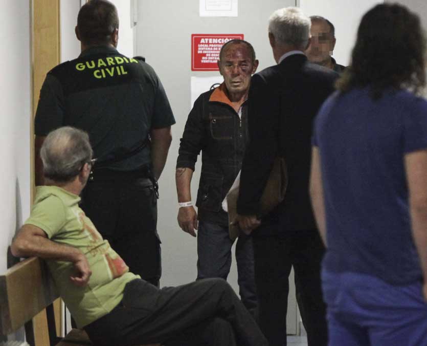 Ramón A. A. T., con chaqueta, la cara enrojecida y el pómulo izquierdo ostensiblemente hinchado, entra a declarar ante el juez.