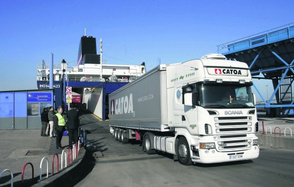 Un camión español desembarca del buque que cubre la autopista del mar, en la terminal del puerto de El Musel. 