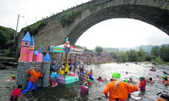 La embarcación 'Disneyland Boroñes', que logró el segundo premio, en el momento de entrar en el cauce del Nalón. :: FOTOS: JUAN CARLOS ROMÁN