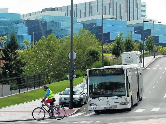 Un autobús de la nueva línea C1 sale del recinto del nuevo Hospital Central de La Cadellada.