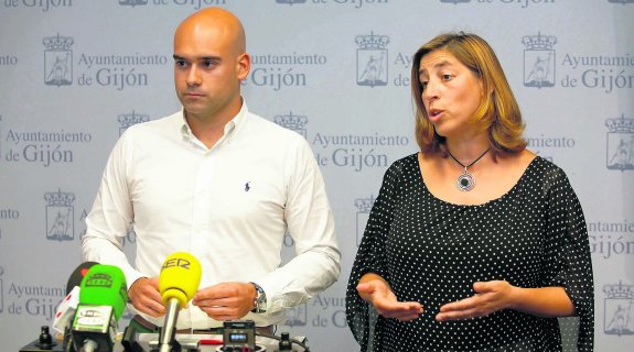 Jesús Martínez y Teresa Sánchez, durante la presentación del presupuesto de Divertia. 