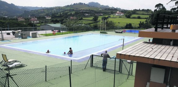 Piscinas en la Finca La Torre, de Mareo, principal patrimonio del Centro Asturiano de La Habana de Gijón. 