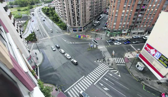 Vista general de la confluencia de las calles Llano Ponte, avenida de Gijón, avenida de Cervantes, calle de El Muelle y La Vidriera. 