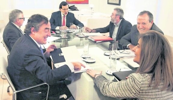 Mariano Rajoy y la ministra de Empleo, Fátima Báñez, con los responsables de los agentes sociales, el pasado 29 de julio. 
