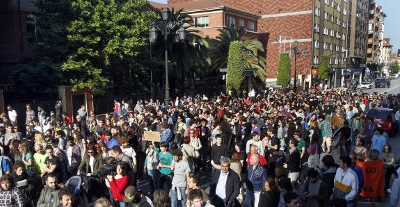 Una manifestación en contra del desalojo del centro social okupado de La Madreña. 