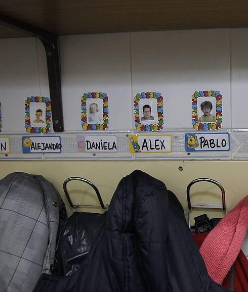 Perchas en un aula del colegio San Lorenzo