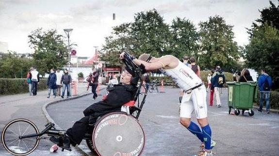 La conmovedora historia del hombre que completó un 'Ironman' junto a su mellizo discapacitado