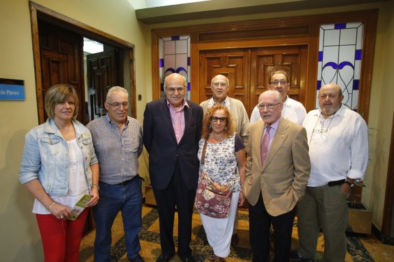 Los concejales langreanos Ana San Miguel y José Manuel Álvarez, José Solís y varios integrantes de la asociación posan ayer junto al presidente del colectivo, Florentino Martínez, el primero desde la derecha en la fila delantera. 