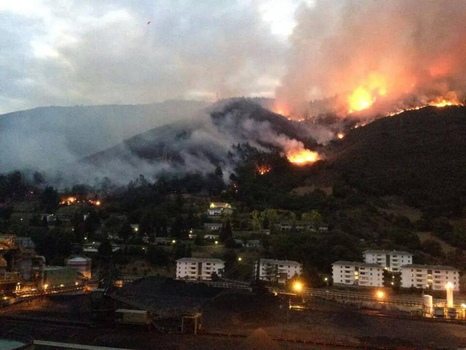 El fuego del incendio de Soto de la Barca estuvo muy cerca de las viviendas. 