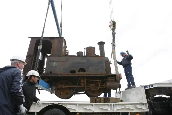 La locomotora 'Eleonore' abandonó a Arnao en febrero 2010 rumbo a su rehabilitación. 