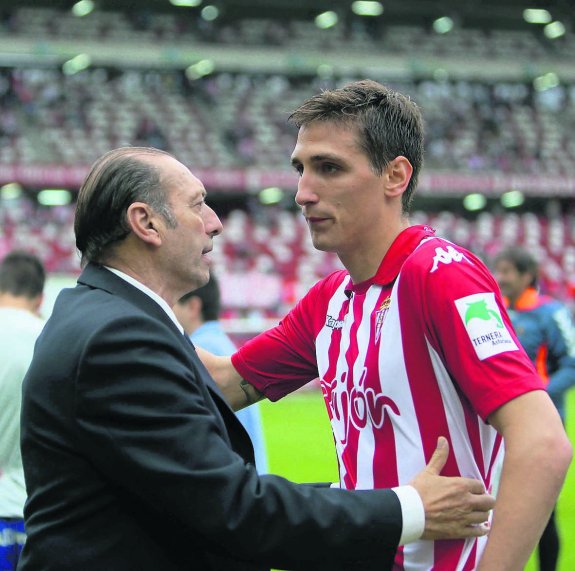 Quini consuela a Scepovic al término del partido ante Las Palmas, el pasado mes de junio. 