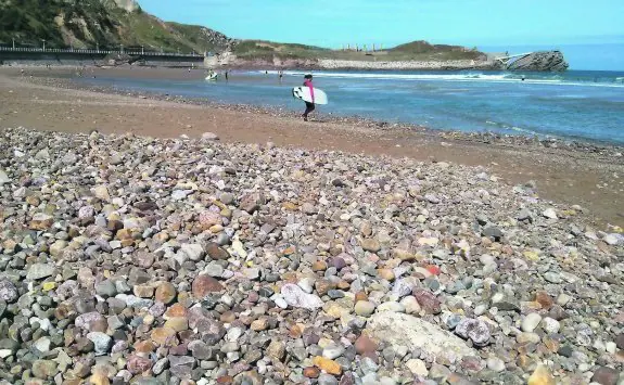 Más piedras en la zona de baño de Salinas