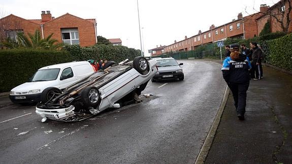 Estado en el que quedó el vehículo con el que pretendía huir tras el atraco. 
