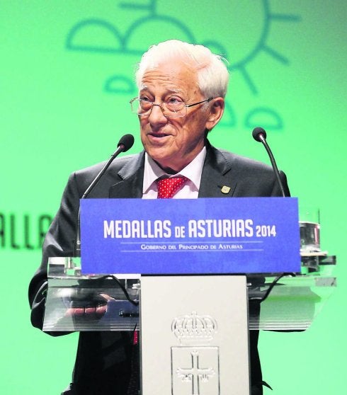 El padre Ángel, encargado de pronunciar el discurso en nombre de
los premiados.
