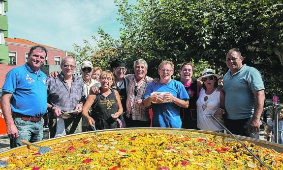 Un grupo de amigos disfrutando con una paella gigante del pasado Día de Asturias. 
