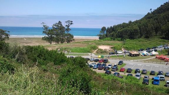 Aparcamiento de la playa de Rodiles. 