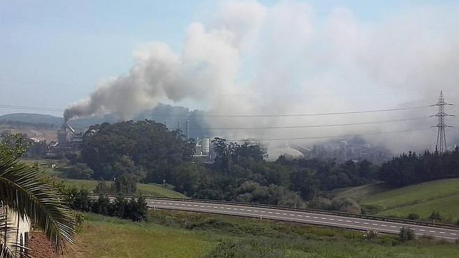 Alarma en Aboño por una intensa humareda en la fábrica de cemento