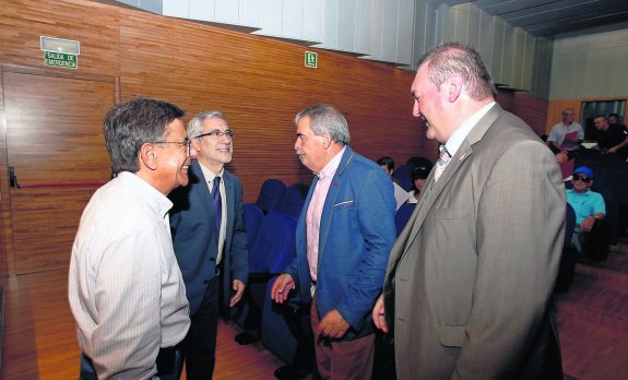 El concejal ovetense, Sánchez Ramos; el diputado Gaspar Llamazares, el alcalde de Mieres, Aníbal Vázquez, y el regidor de Lena, Ramón Argüelles. 
