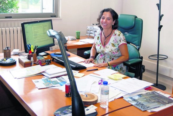 La directora de la Politécnica, Asunción Cámara, en su despacho del campus de Mieres. 