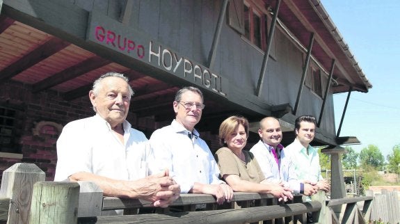 Valentín, Pedro y Beatriz, y sus hijos Adán y Felipe, tres generaciones frente al negocio familiar situado en Fontaciera. 